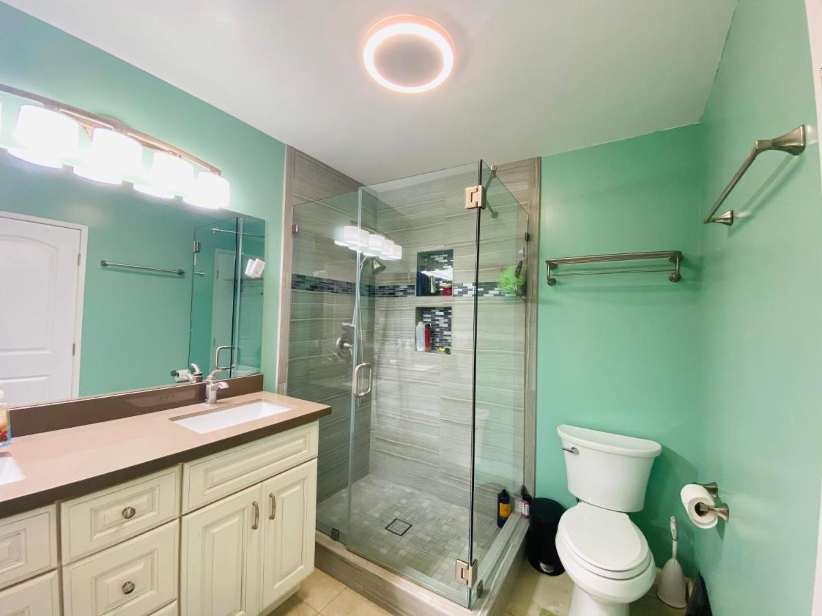 - Private With 2 Shared Baths And Hosts Onsite Homestay Costa Mesa